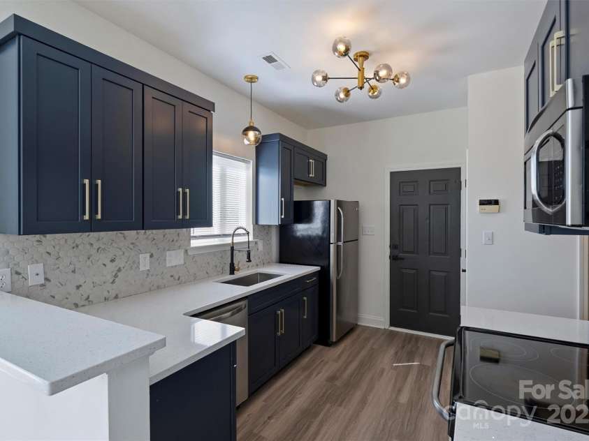 9509 Green Apple Drive, Charlotte, NC 28215.  MLS# CAR4314995, YatesRealty ID 8451. Breakfast bar with quartz countertops.