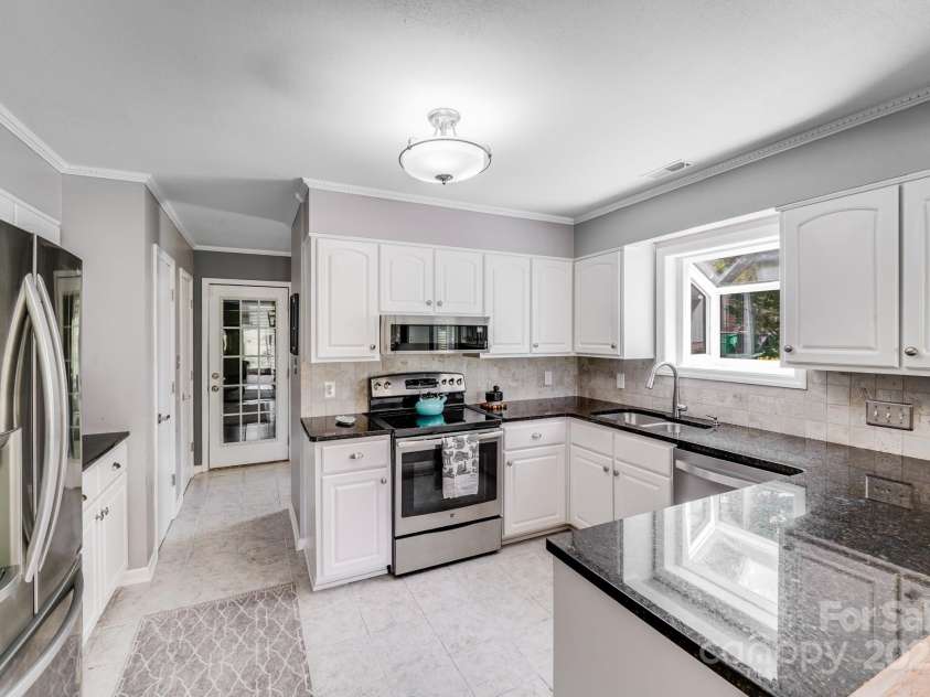 3619 Chilham Place, Charlotte, NC 28226.  MLS# CAR4248785, YatesRealty ID 8452. Bright kitchen!