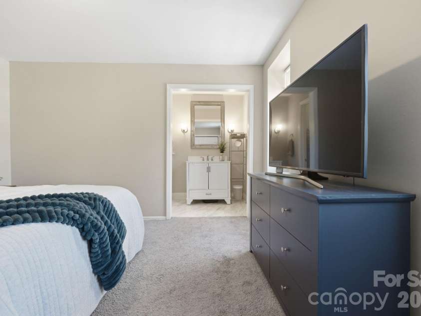 8033 Regent Park Lane, Charlotte, NC 28210.  MLS# CAR4359200, YatesRealty ID 8452. 