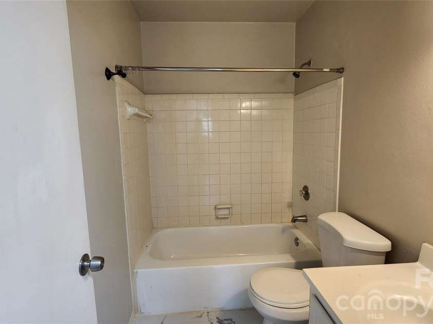 133 Orchard Trace Lane, Charlotte, NC 28213.  MLS# CAR4364475, YatesRealty ID 8455. Hallway full bath