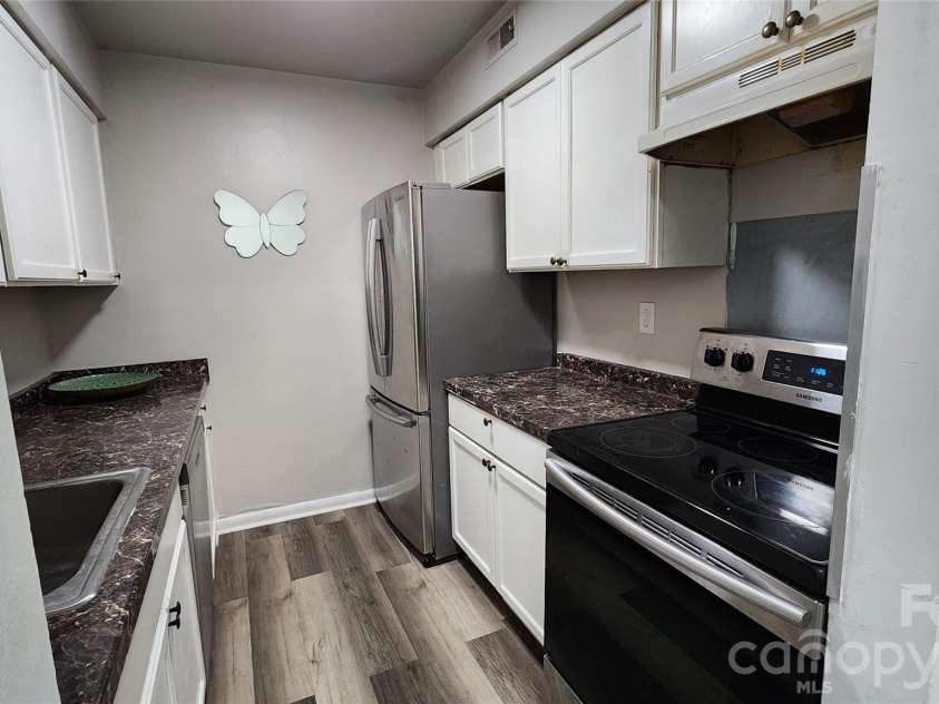 133 Orchard Trace Lane, Charlotte, NC 28213.  MLS# CAR4364475, YatesRealty ID 8455. Kitchen