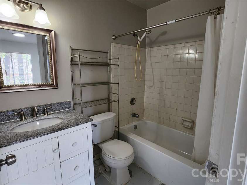 133 Orchard Trace Lane, Charlotte, NC 28213.  MLS# CAR4364475, YatesRealty ID 8455. Primary bath