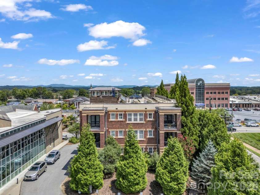 203 6th Avenue, Hendersonville, NC 28739.  MLS# CAR4288242, YatesRealty ID 846. A 