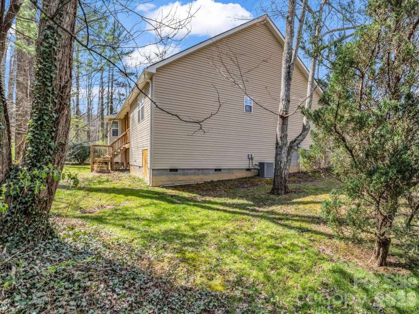 7 Saint Andrews Road, Arden, NC 28704.  MLS# CAR4304401, YatesRealty ID 8462. Side Yard