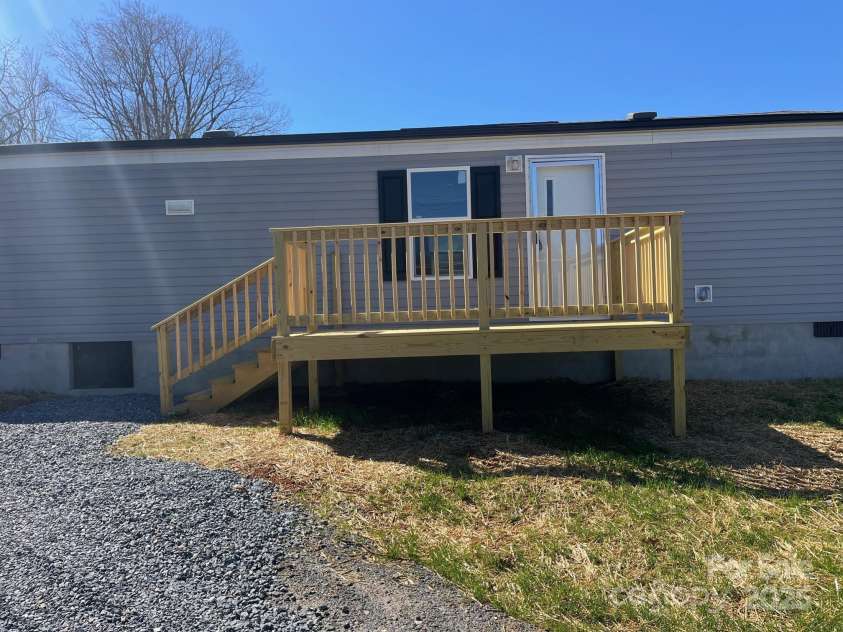 29 Francis Street, Marion, NC 28752.  MLS# CAR4232166, YatesRealty ID 8464. Front Porch