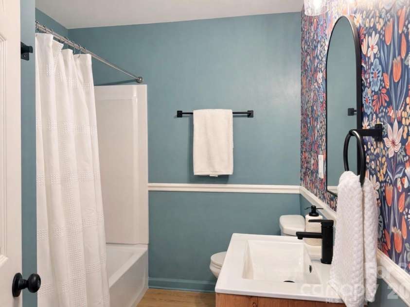 112 Harmony Trail, Gastonia, NC 28056.  MLS# CAR4350947, YatesRealty ID 8467. Full hall bath with updated features