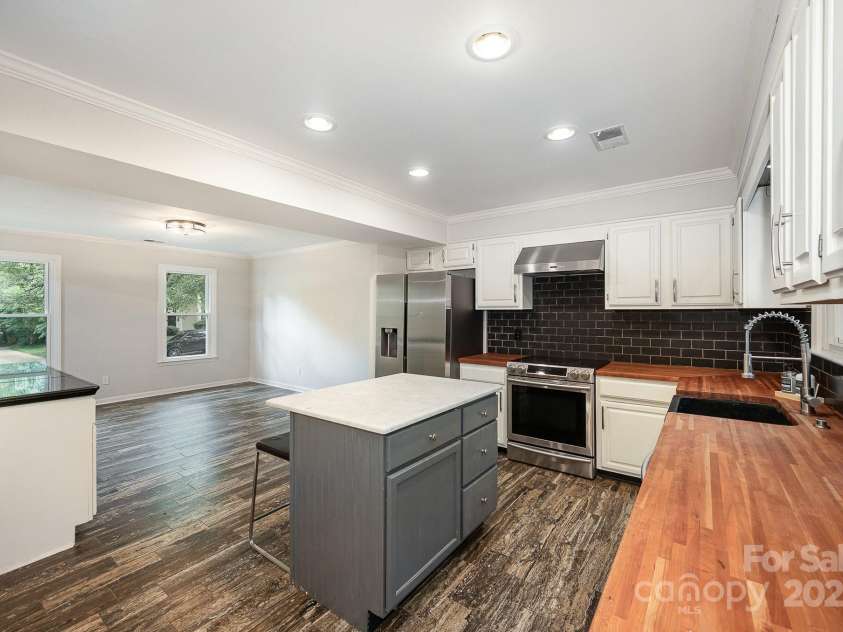 8936 Rittenhouse Circle, Charlotte, NC 28270.  MLS# CAR4248901, YatesRealty ID 8468. 