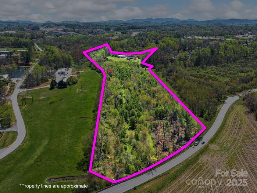 520 Loop Road, Hendersonville, NC 28792.  MLS# CAR4234543, YatesRealty ID 8469. 
