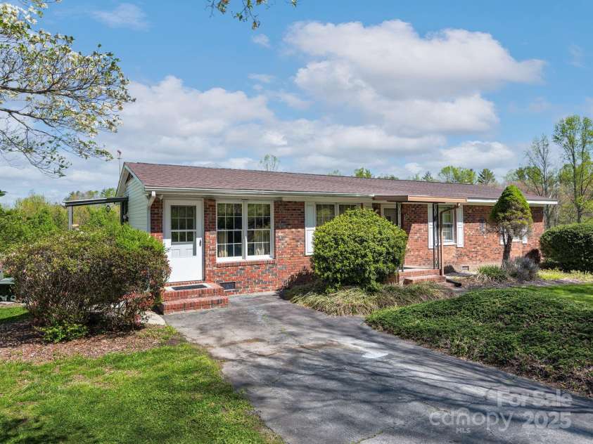 520 Loop Road, Hendersonville, NC 28792.  MLS# CAR4234543, YatesRealty ID 8469. 