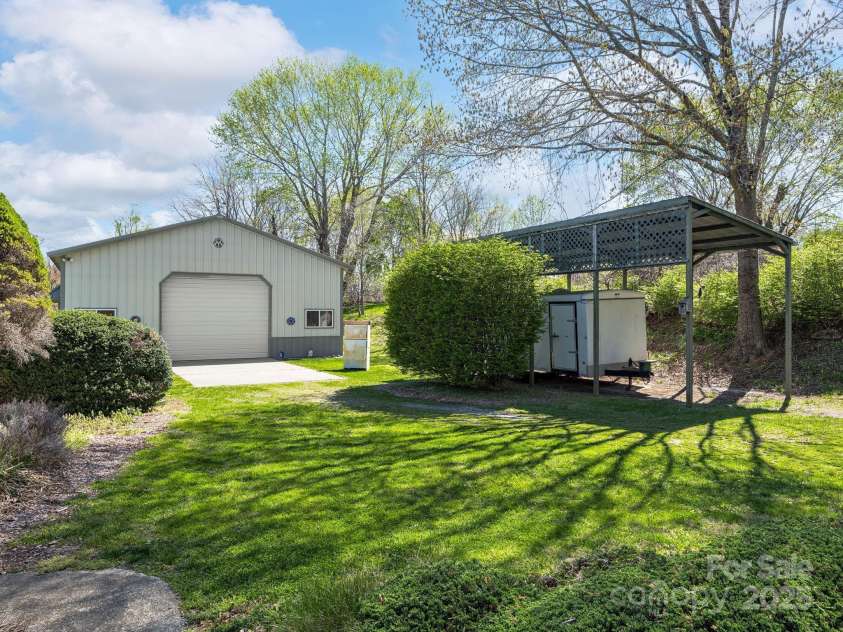 520 Loop Road, Hendersonville, NC 28792.  MLS# CAR4234543, YatesRealty ID 8469. 