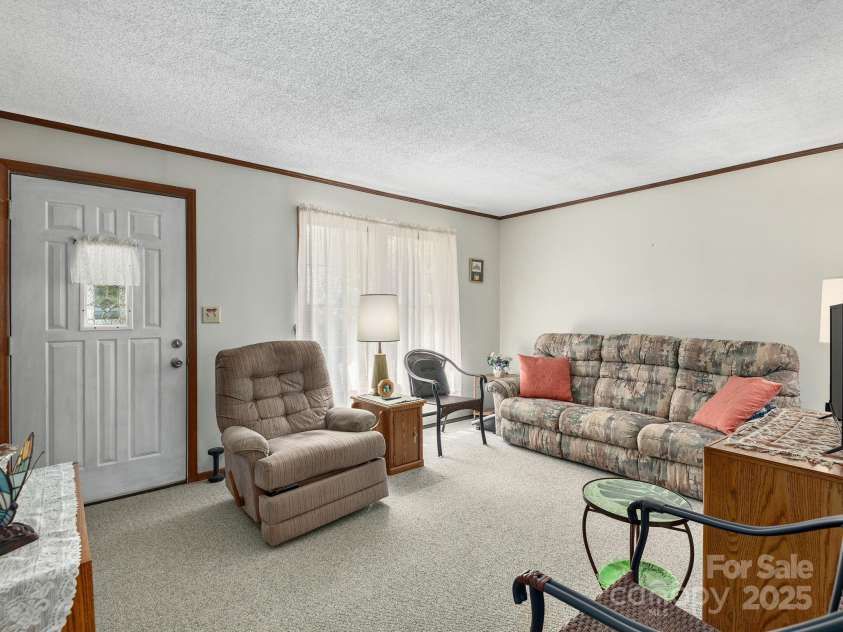 520 Loop Road, Hendersonville, NC 28792.  MLS# CAR4234543, YatesRealty ID 8469. 