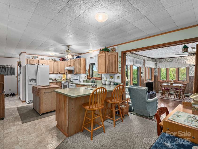 520 Loop Road, Hendersonville, NC 28792.  MLS# CAR4234543, YatesRealty ID 8469. 