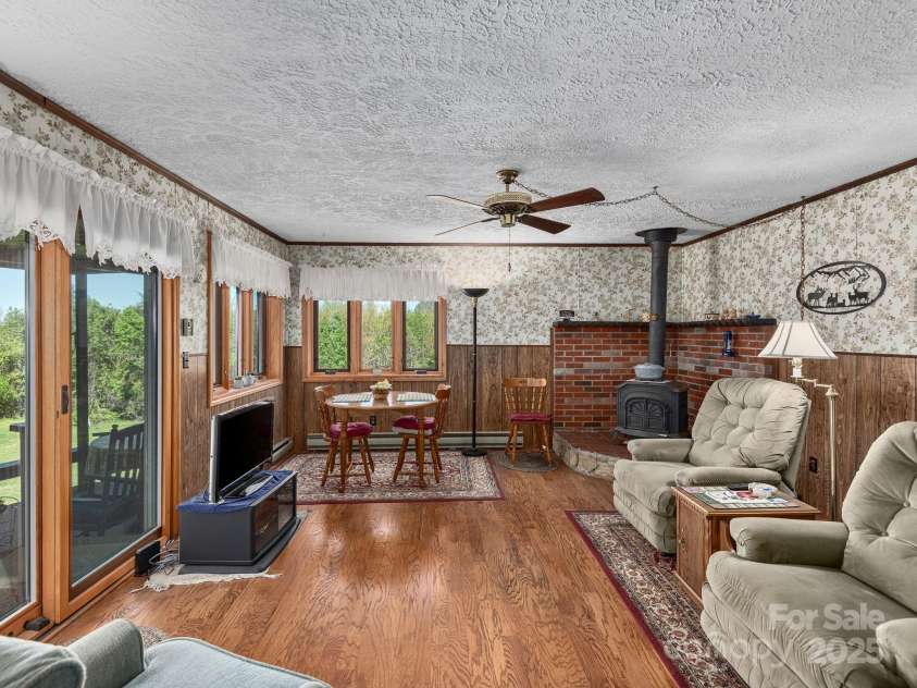 520 Loop Road, Hendersonville, NC 28792.  MLS# CAR4234543, YatesRealty ID 8469. 