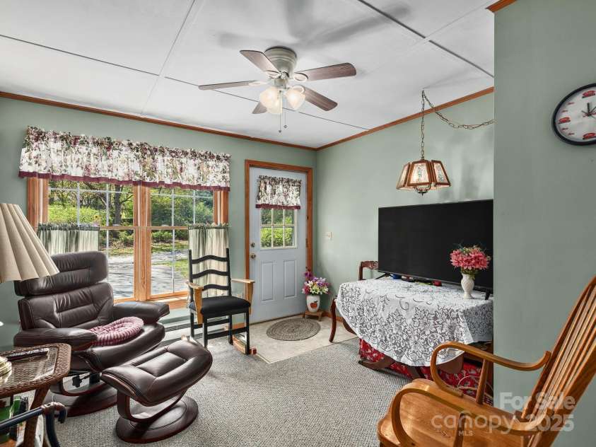 520 Loop Road, Hendersonville, NC 28792.  MLS# CAR4234543, YatesRealty ID 8469. 