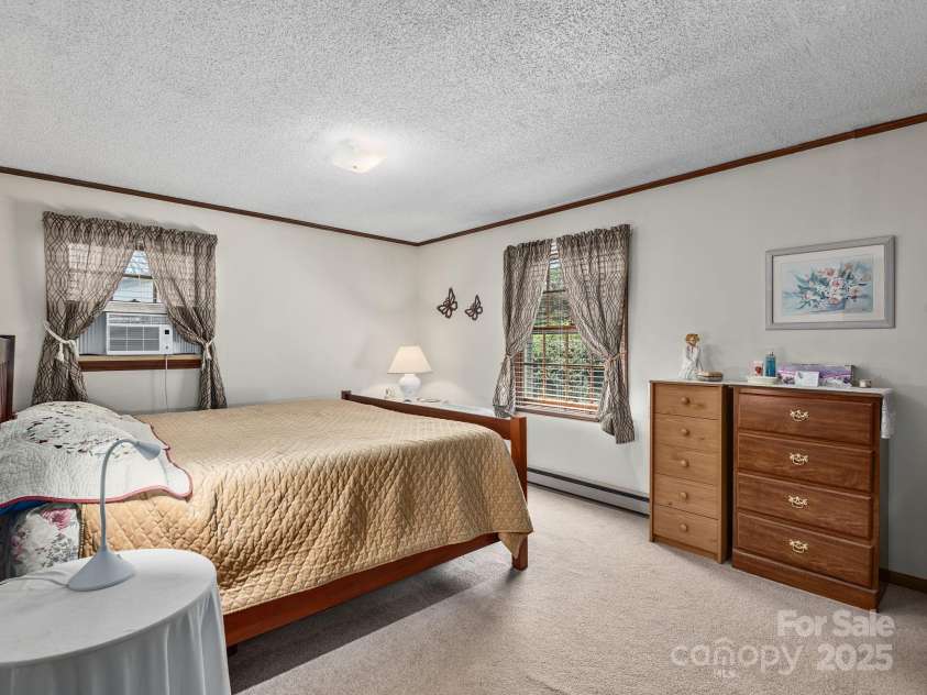 520 Loop Road, Hendersonville, NC 28792.  MLS# CAR4234543, YatesRealty ID 8469. 