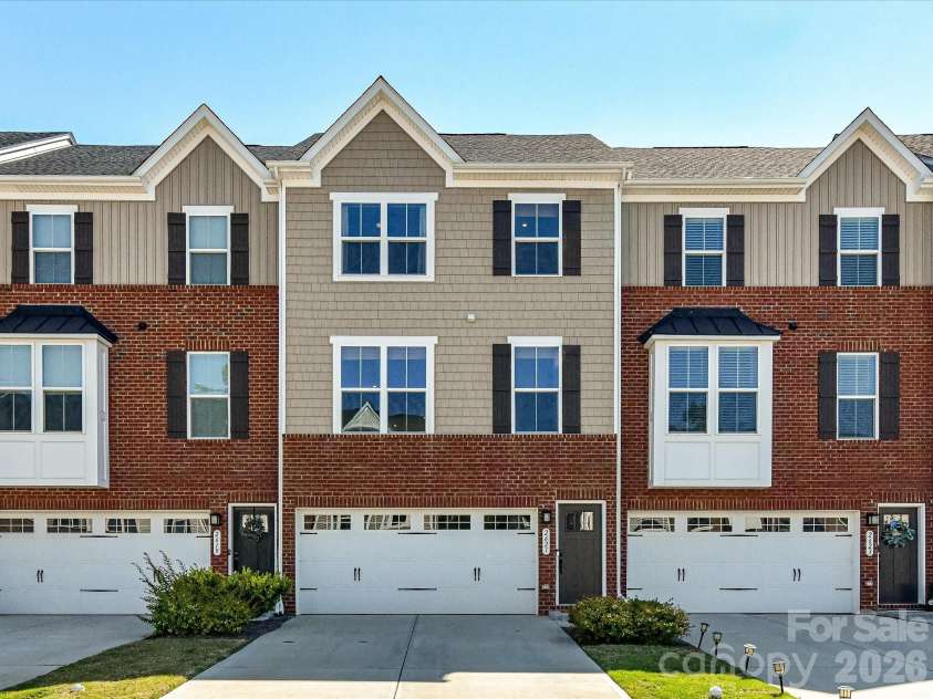2621 Grantham Place Drive, Fort Mill, SC 29715.  MLS# CAR4383237, YatesRealty ID 8470. Welcome to 2621 Grantham Place Drive! 