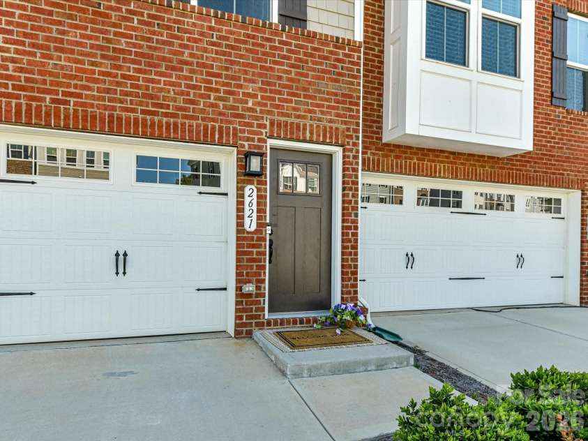 2621 Grantham Place Drive, Fort Mill, SC 29715.  MLS# CAR4383237, YatesRealty ID 8470. Welcome to 2621 Grantham Place Drive! 