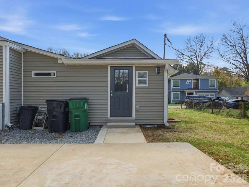 3900 Plainview Road, Charlotte, NC 28208.  MLS# CAR4355687, YatesRealty ID 8471. 