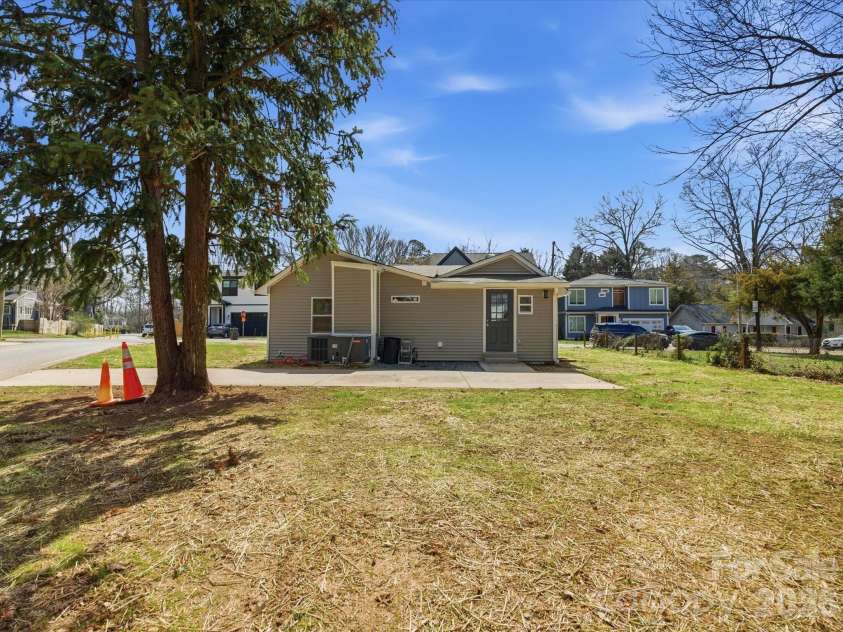 3900 Plainview Road, Charlotte, NC 28208.  MLS# CAR4355687, YatesRealty ID 8471. 