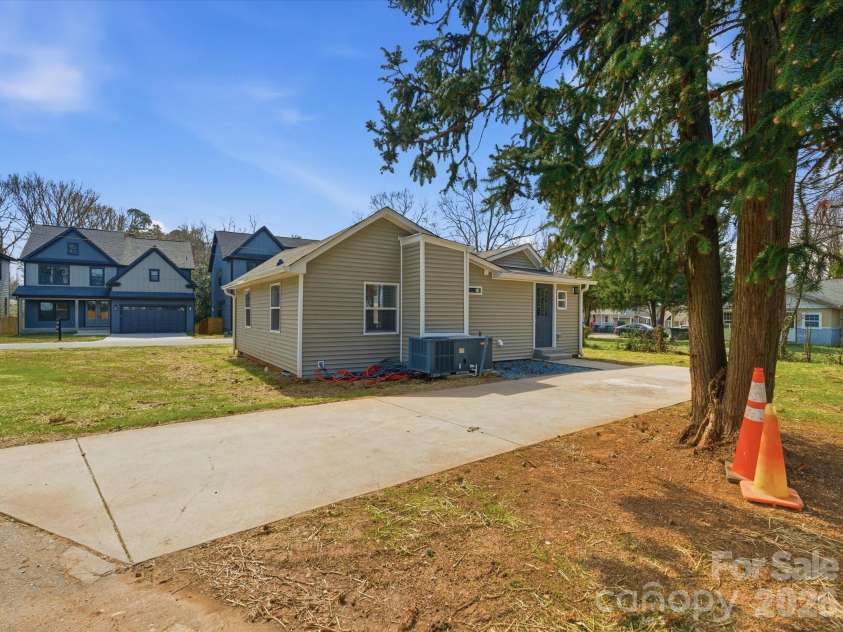 3900 Plainview Road, Charlotte, NC 28208.  MLS# CAR4355687, YatesRealty ID 8471. 