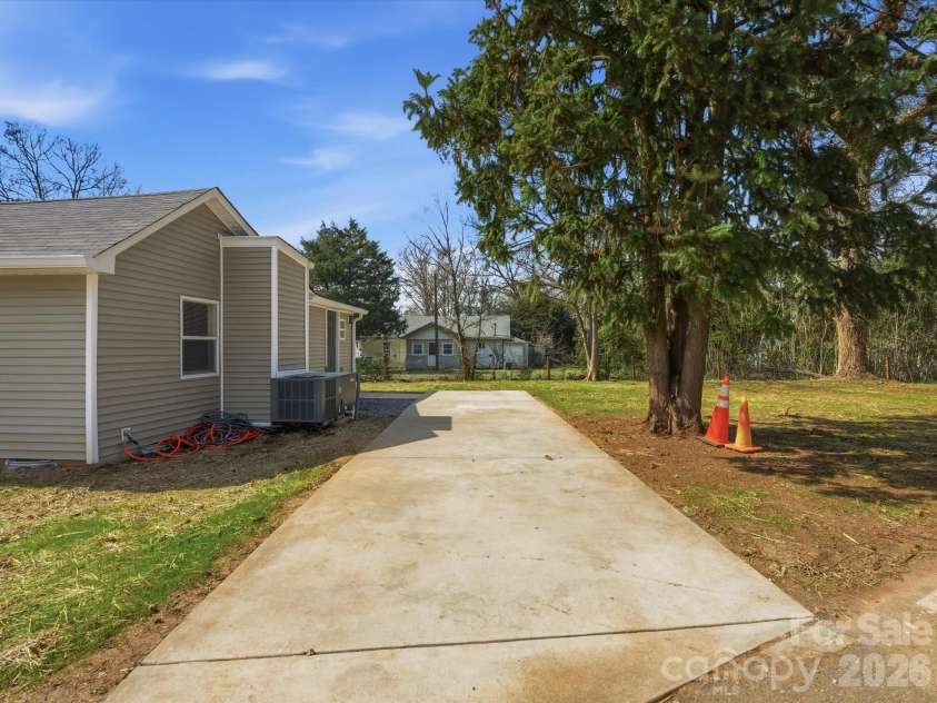 3900 Plainview Road, Charlotte, NC 28208.  MLS# CAR4355687, YatesRealty ID 8471. 