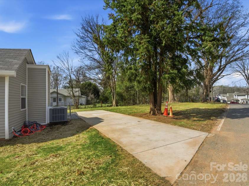 3900 Plainview Road, Charlotte, NC 28208.  MLS# CAR4355687, YatesRealty ID 8471. 