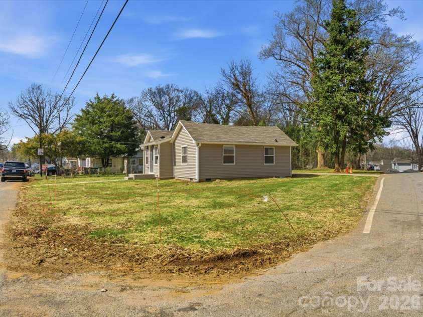 3900 Plainview Road, Charlotte, NC 28208.  MLS# CAR4355687, YatesRealty ID 8471. 