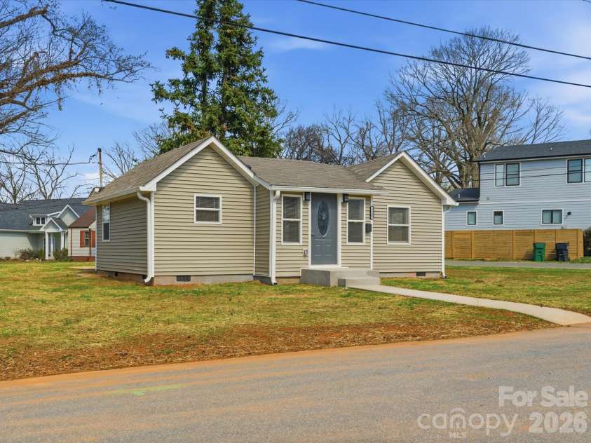 3900 Plainview Road, Charlotte, NC 28208.  MLS# CAR4355687, YatesRealty ID 8471. 