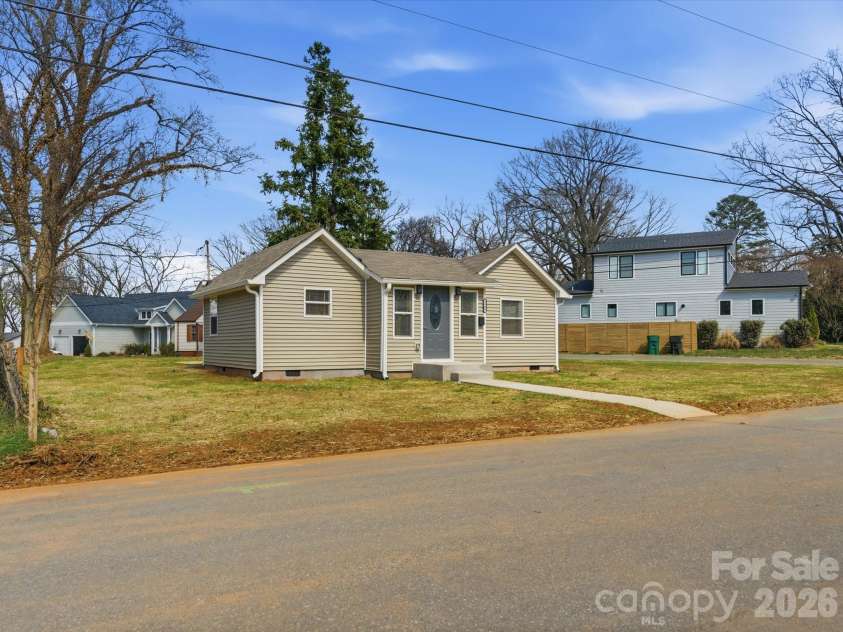 3900 Plainview Road, Charlotte, NC 28208.  MLS# CAR4355687, YatesRealty ID 8471. 