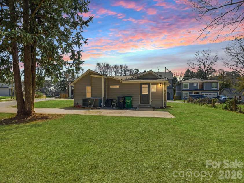 3900 Plainview Road, Charlotte, NC 28208.  MLS# CAR4355687, YatesRealty ID 8471. 