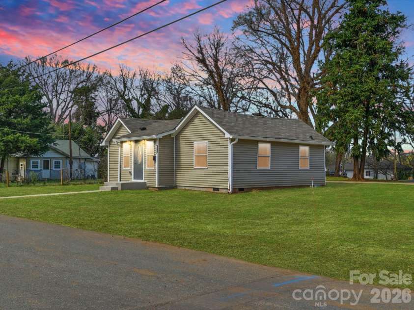 3900 Plainview Road, Charlotte, NC 28208.  MLS# CAR4355687, YatesRealty ID 8471. 