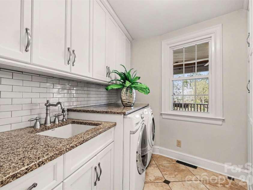 3301 Foxridge Road, Charlotte, NC 28226.  MLS# CAR4357667, YatesRealty ID 8474. Laundry on main