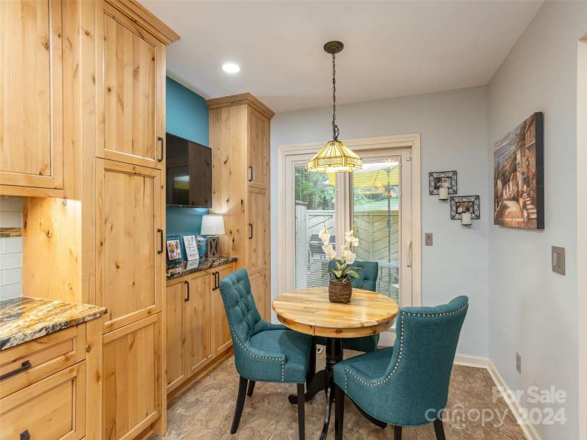 303 White Oak Drive, Hendersonville, NC 28791.  MLS# CAR4186920, YatesRealty ID 8475. Breakfast nook