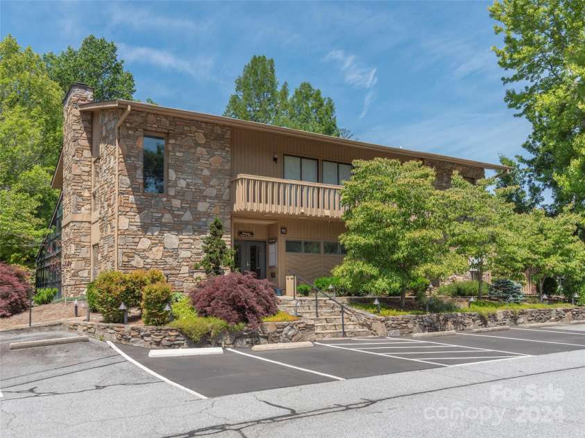 303 White Oak Drive, Hendersonville, NC 28791.  MLS# CAR4186920, YatesRealty ID 8475. Clubhouse with reading room & upstairs gathering room for meeting or parties.