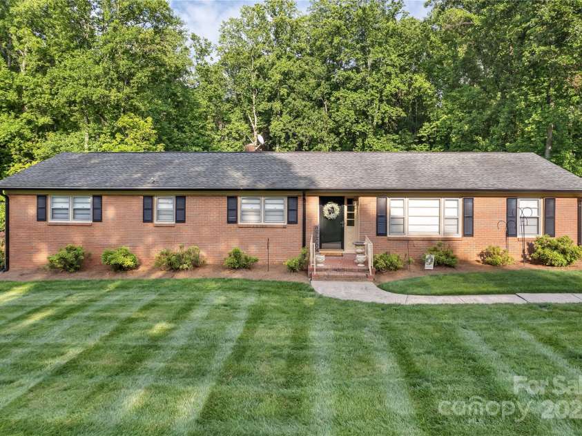 216 Delview Drive, Cherryville, NC 28021.  MLS# CAR4205230, YatesRealty ID 8477. 