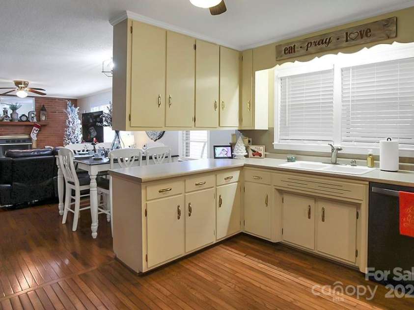 216 Delview Drive, Cherryville, NC 28021.  MLS# CAR4205230, YatesRealty ID 8477. 