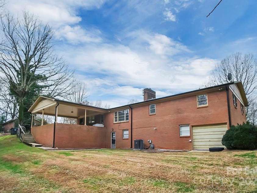 216 Delview Drive, Cherryville, NC 28021.  MLS# CAR4205230, YatesRealty ID 8477. 