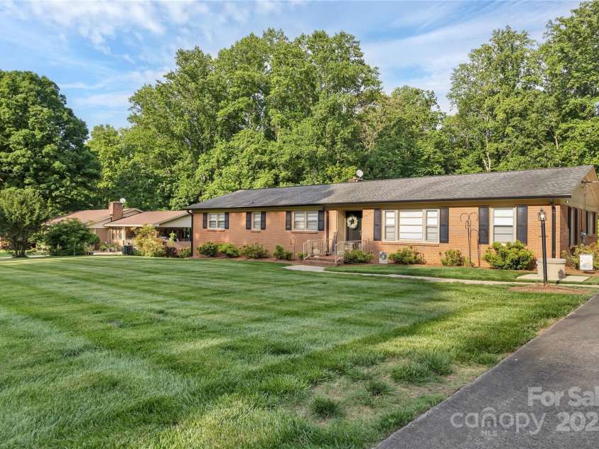 216 Delview Drive, Cherryville, NC 28021.  MLS# CAR4205230, YatesRealty ID 8477. 