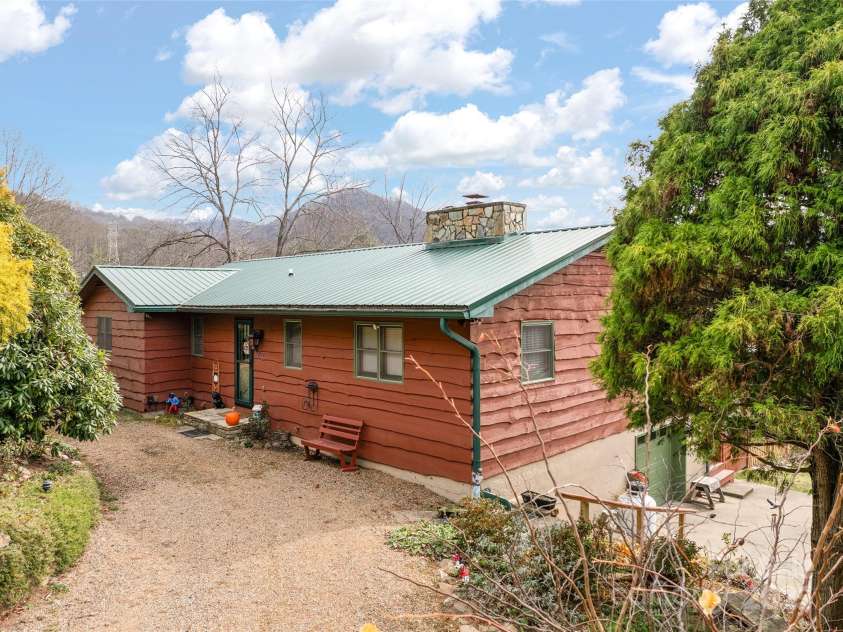 790 Country Club Drive, Canton, NC 28716.  MLS# CAR4324619, YatesRealty ID 848. 