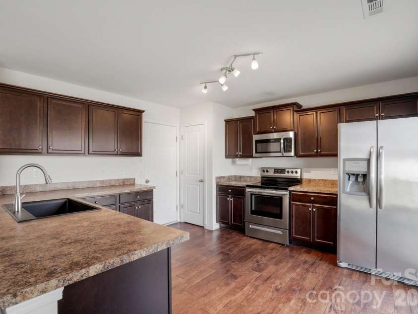 4003 Long Arrow Drive, Concord, NC 28025.  MLS# CAR4343665, YatesRealty ID 8481. Beautiful Kitchen