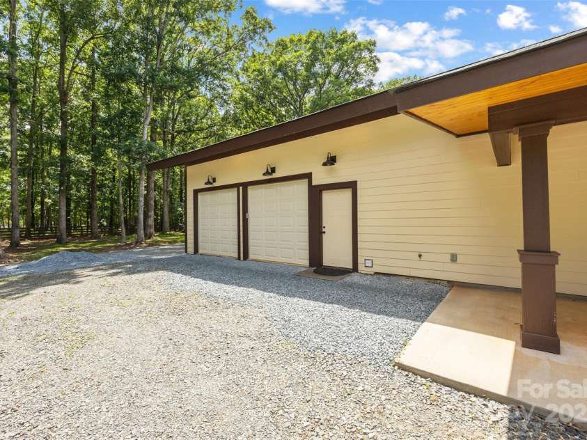 13124 Lemmond Drive, Matthews, NC 28105.  MLS# CAR4228308, YatesRealty ID 8482. 2 car garage