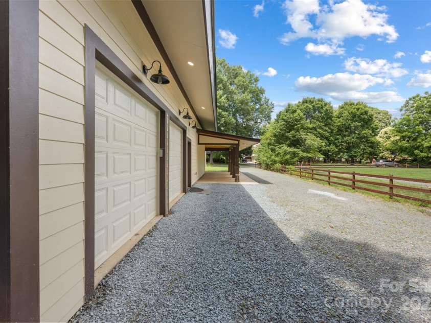 13124 Lemmond Drive, Matthews, NC 28105.  MLS# CAR4228308, YatesRealty ID 8482. 