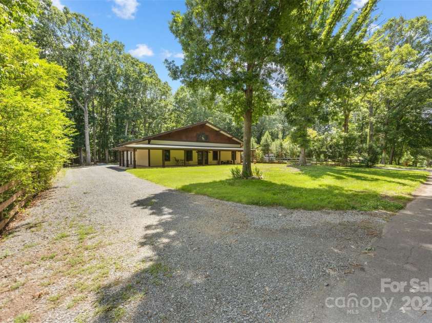 13124 Lemmond Drive, Matthews, NC 28105.  MLS# CAR4228308, YatesRealty ID 8482. 