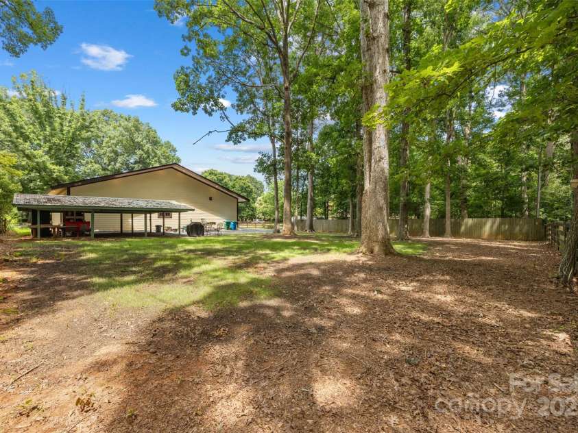 13124 Lemmond Drive, Matthews, NC 28105.  MLS# CAR4228308, YatesRealty ID 8482. 