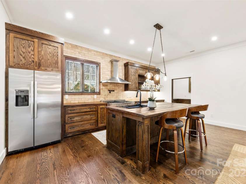 13124 Lemmond Drive, Matthews, NC 28105.  MLS# CAR4228308, YatesRealty ID 8482. Kitchen with oak cabinets