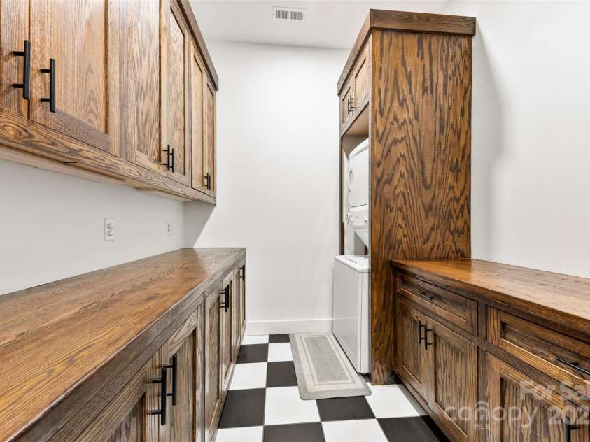 13124 Lemmond Drive, Matthews, NC 28105.  MLS# CAR4228308, YatesRealty ID 8482. Laundry room