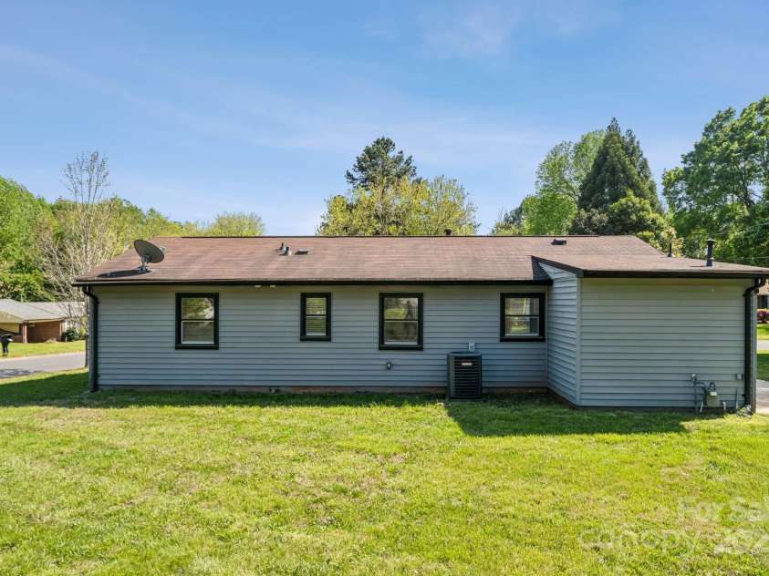 500 Dedmon Drive, Charlotte, NC 28216.  MLS# CAR4247974, YatesRealty ID 8486. Backyard