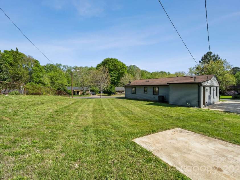 500 Dedmon Drive, Charlotte, NC 28216.  MLS# CAR4247974, YatesRealty ID 8486. Backyard
