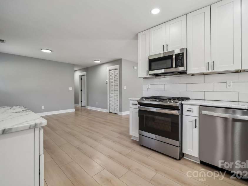 500 Dedmon Drive, Charlotte, NC 28216.  MLS# CAR4247974, YatesRealty ID 8486. Fully remodeled Kitchen w/ Stainless Steel appliances, granite countertops, and newer cabinets