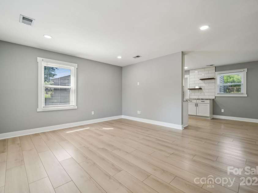 500 Dedmon Drive, Charlotte, NC 28216.  MLS# CAR4247974, YatesRealty ID 8486. Living Room